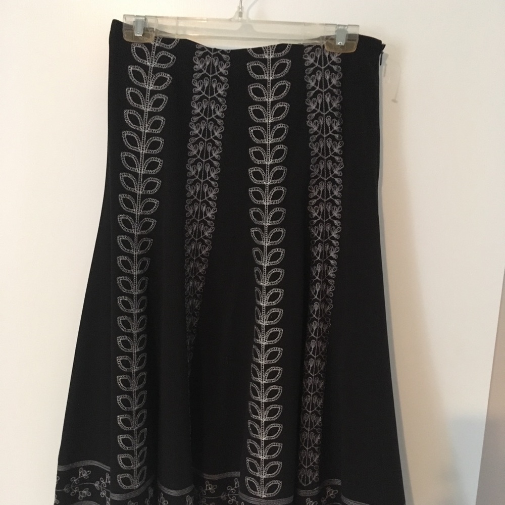 Embroidered skirt